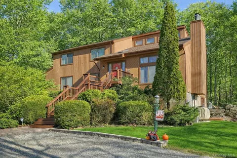 31 Powder Horn Rd, Cortlandt, NY 10567