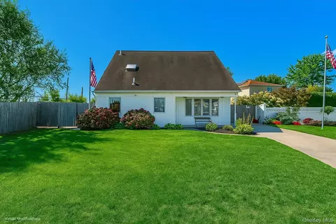 31 Parente Ln N, Island Park, NY 11558