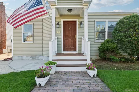 323 Barwick Blvd, North Hempstead, NY 11501
