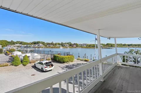 30 Little Neck Rd #21, Southampton, NY 11968