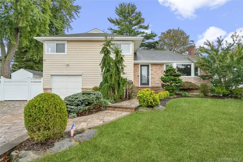 240 Wyngate Dr, Massapequa, NY 11758