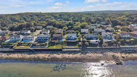 43 Oak Point Dr N, Bayville, NY 11709