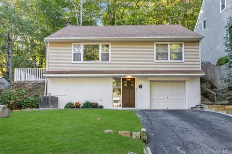 57 Oakdale Rd, Centerport, NY 11721