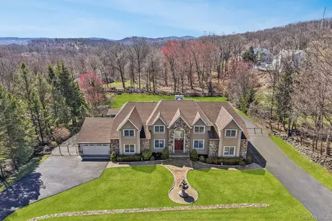 8 Foxwood Dr, Tomkins Cove, NY 10986
