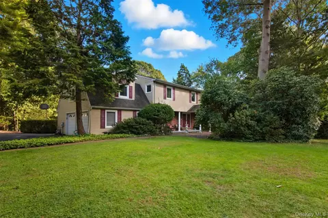 8 Tanager Ln, Northport, NY 11768