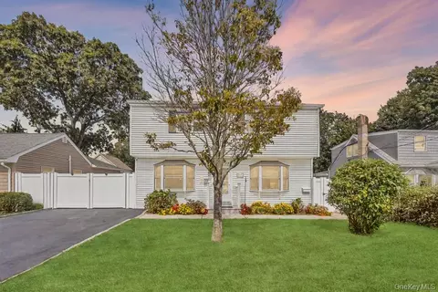 124 E 12th St, Huntington Station, NY 11746