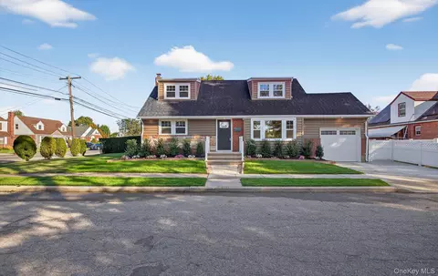 1098 Russell St, Franklin Square, NY 11010