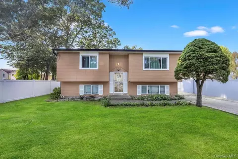 12 Roosevelt Ave, Greenlawn, NY 11740