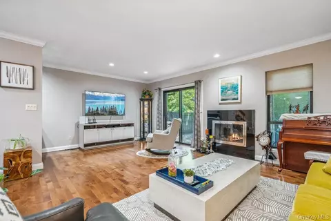 31 Club House Ct #31, Jericho, NY 11753