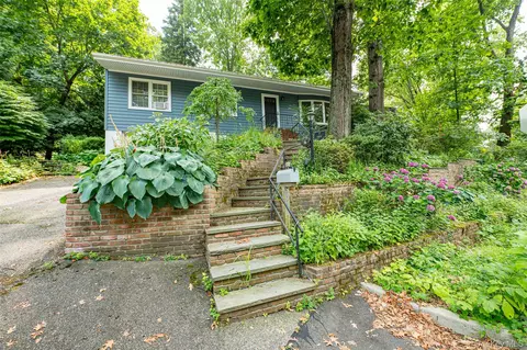 27 Prospect Ave, Sea Cliff, NY 11579