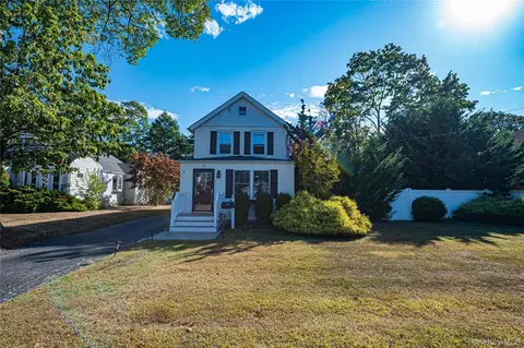 19 William Ave, East Islip, NY 11730