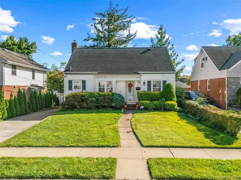 38 Primrose Dr, North Hempstead, NY 11040