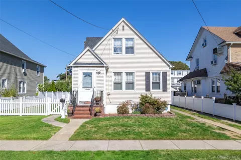 19 Teneyck Ave, Valley Stream, NY 11580