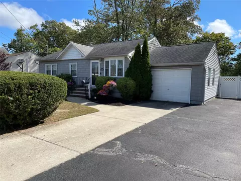 1321 7th St, West Babylon, NY 11704