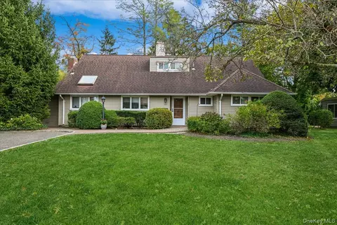 16 Ridge Dr E, North Hempstead, NY 11576