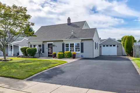 98 Harvest Ln, Levittown, NY 11756