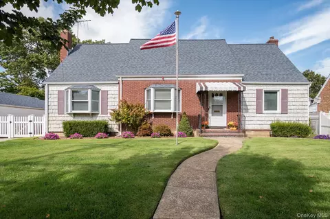 669 Seaman Ave, Baldwin, NY 11510