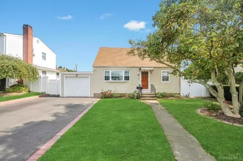 131 Lee Ave, Hicksville, NY 11801