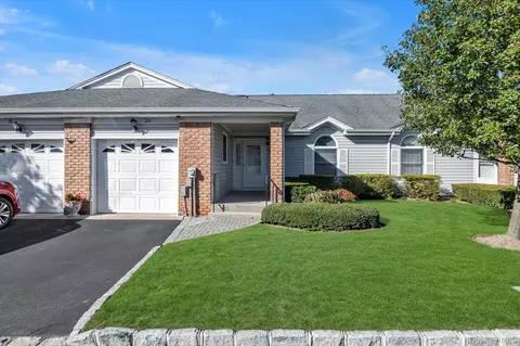20 Primrose Ln, North Babylon, NY 11703