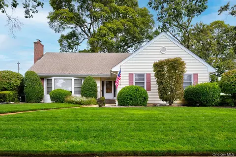 35 Red Oak Pl, Massapequa, NY 11758