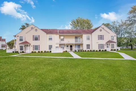 5 Fairview Cir, Middle Island, NY 11953