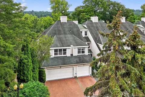 48 Lake Marie Ln, Bedford Hills, NY 10507