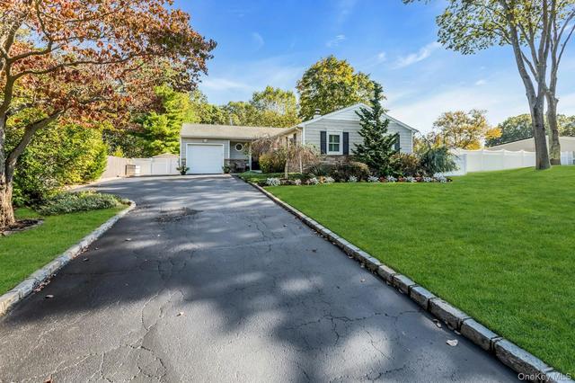 185 14th Ave, Holtsville, NY 11742