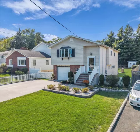 316 Vanderbilt Blvd, Oakdale, NY 11769