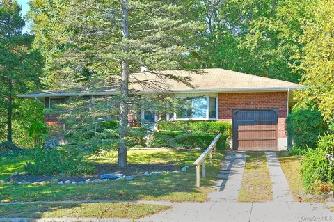 80 Marie Cres, Commack, NY 11725