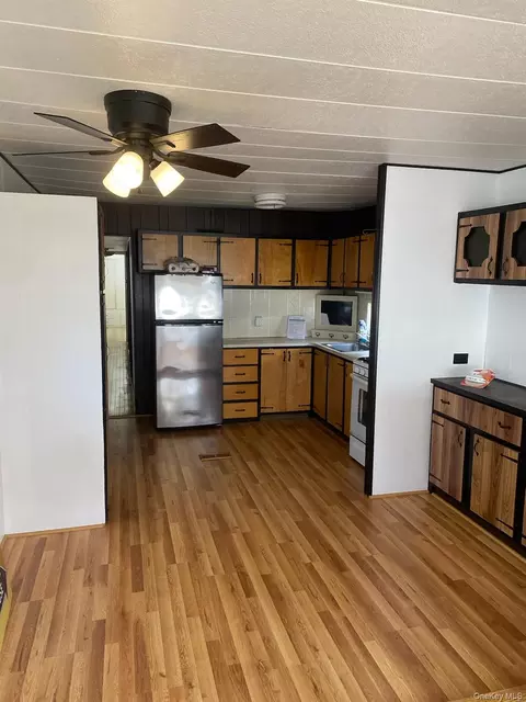 1661 Old Country Rd #308, Riverhead, NY 11901