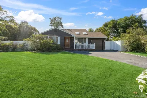 21 Larry Rd, Selden, NY 11784