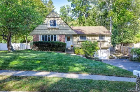 32 Ravenwood Dr, Kings Park, NY 11754