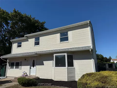 39 2nd Pl, Central Islip, NY 11722