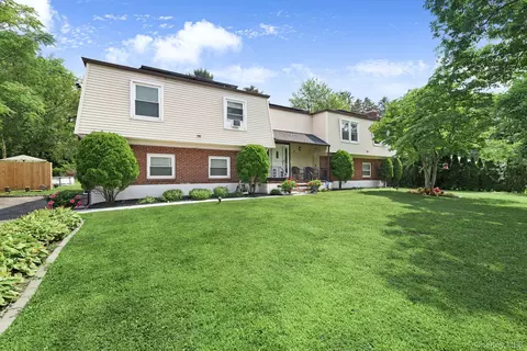 6 Farmstead Rd, New Windsor, NY 12553