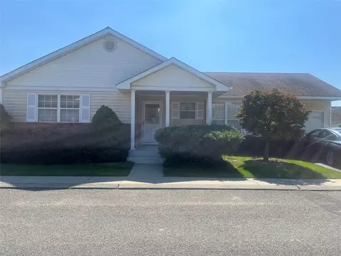 18 Dawn Dr, Oakdale, NY 11769