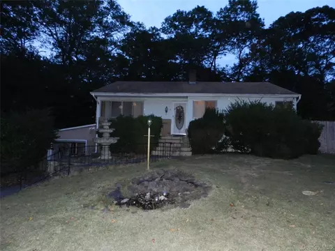 11 Mauritz Blvd, Middle Island, NY 11953