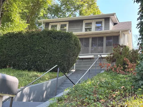 19 Ellwood St, Glen Cove, NY 11542