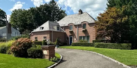 29 Pine Hill Rd, North Hempstead, NY 11020
