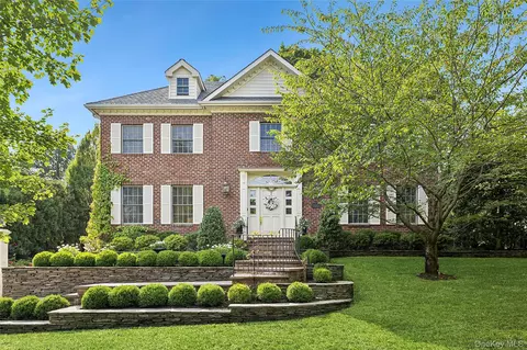 1270 Plandome Rd, North Hempstead, NY 11030