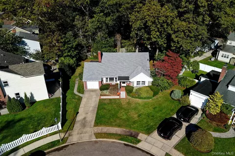 465 York Ct, Rockville Centre, NY 11570