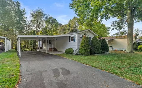 49 Witt Ln # B, Aquebogue, NY 11931