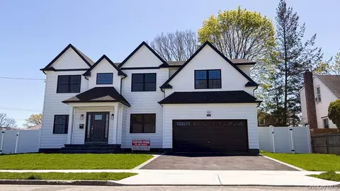 214 N Cedar St, Massapequa, NY 11758
