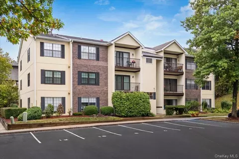 8 Huntington Cir, Peekskill, NY 10566