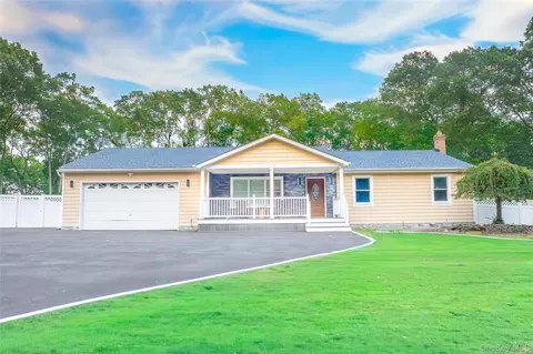 11 Blazer Dr, Islandia, NY 11749