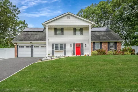 8 Linden St, Coram, NY 11727