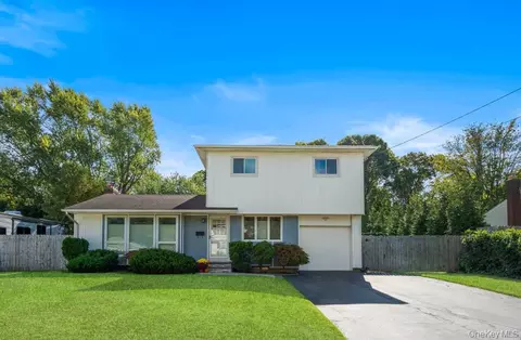 10 Riverdale Ave, Oakdale, NY 11769