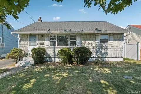 178 Princess St, Hicksville, NY 11801