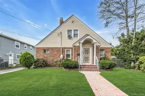 830 Davis Ave, Uniondale, NY 11553