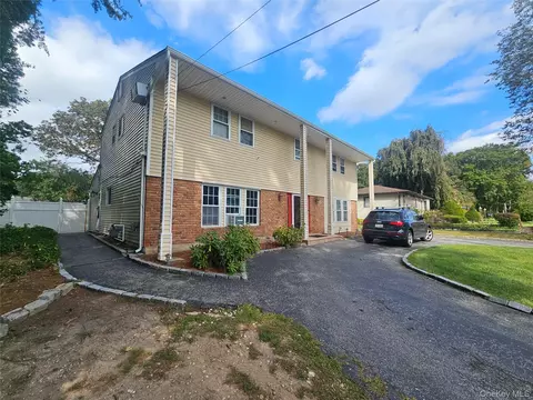 5 Lincoln Ave, Smithtown, NY 11787