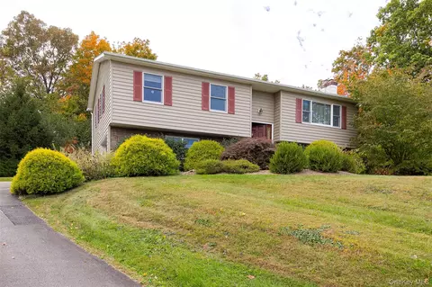 15 Heather Ct, Wappinger, NY 12524